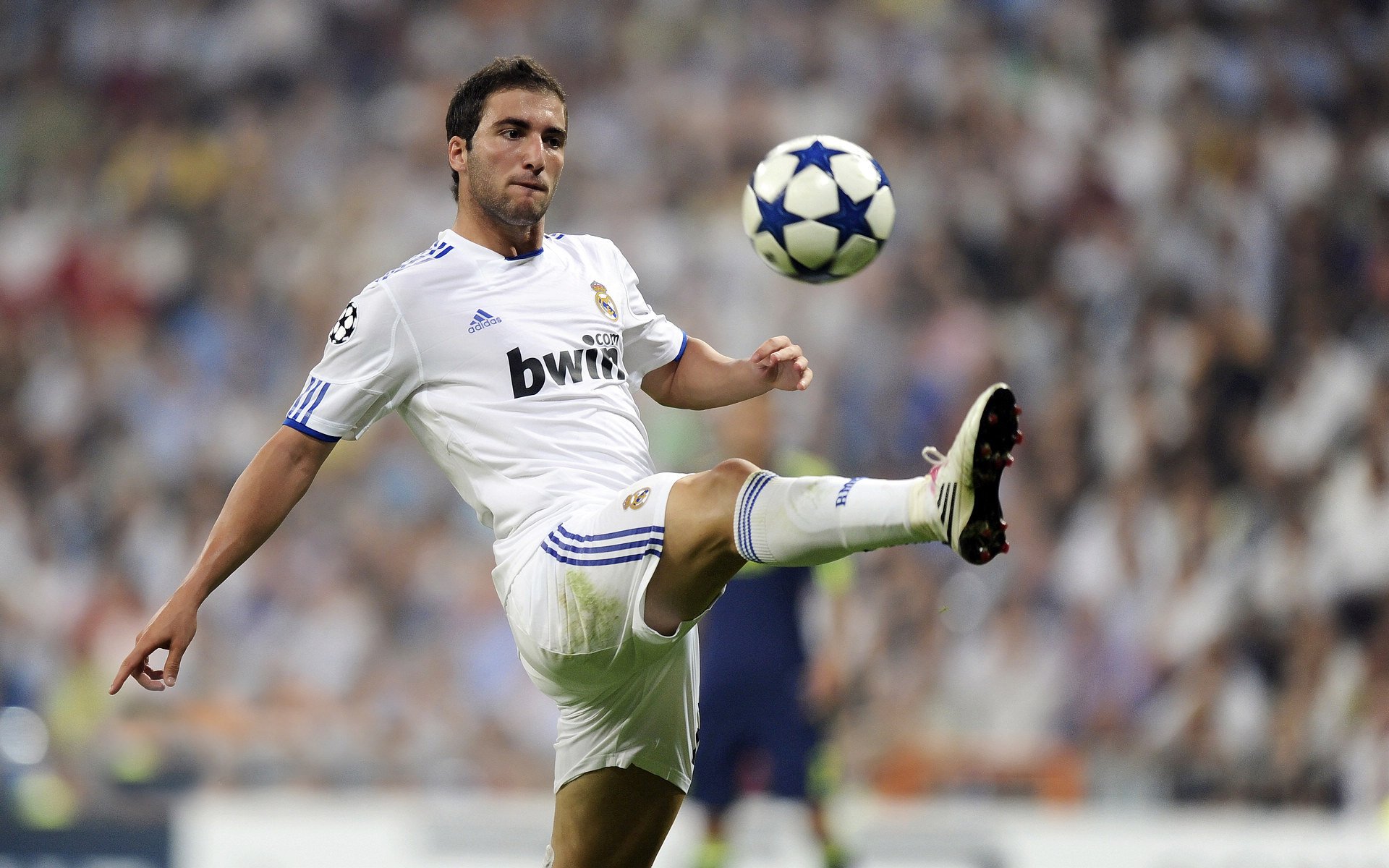 欧冠夜空星光闪耀，明星球员的足球盛宴，欧冠热门球星